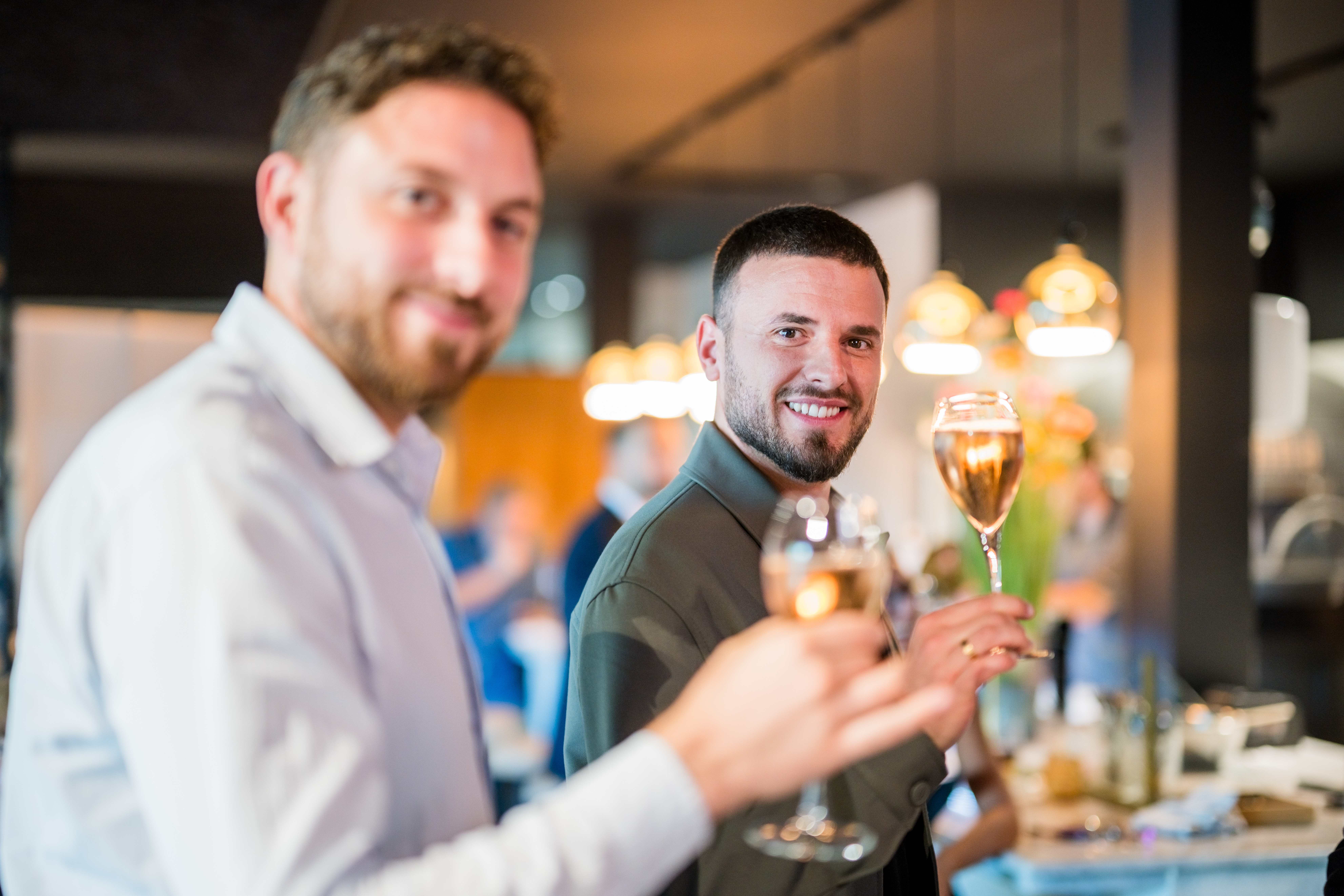 Deux convives trinquant avec des verres de vin pétillant