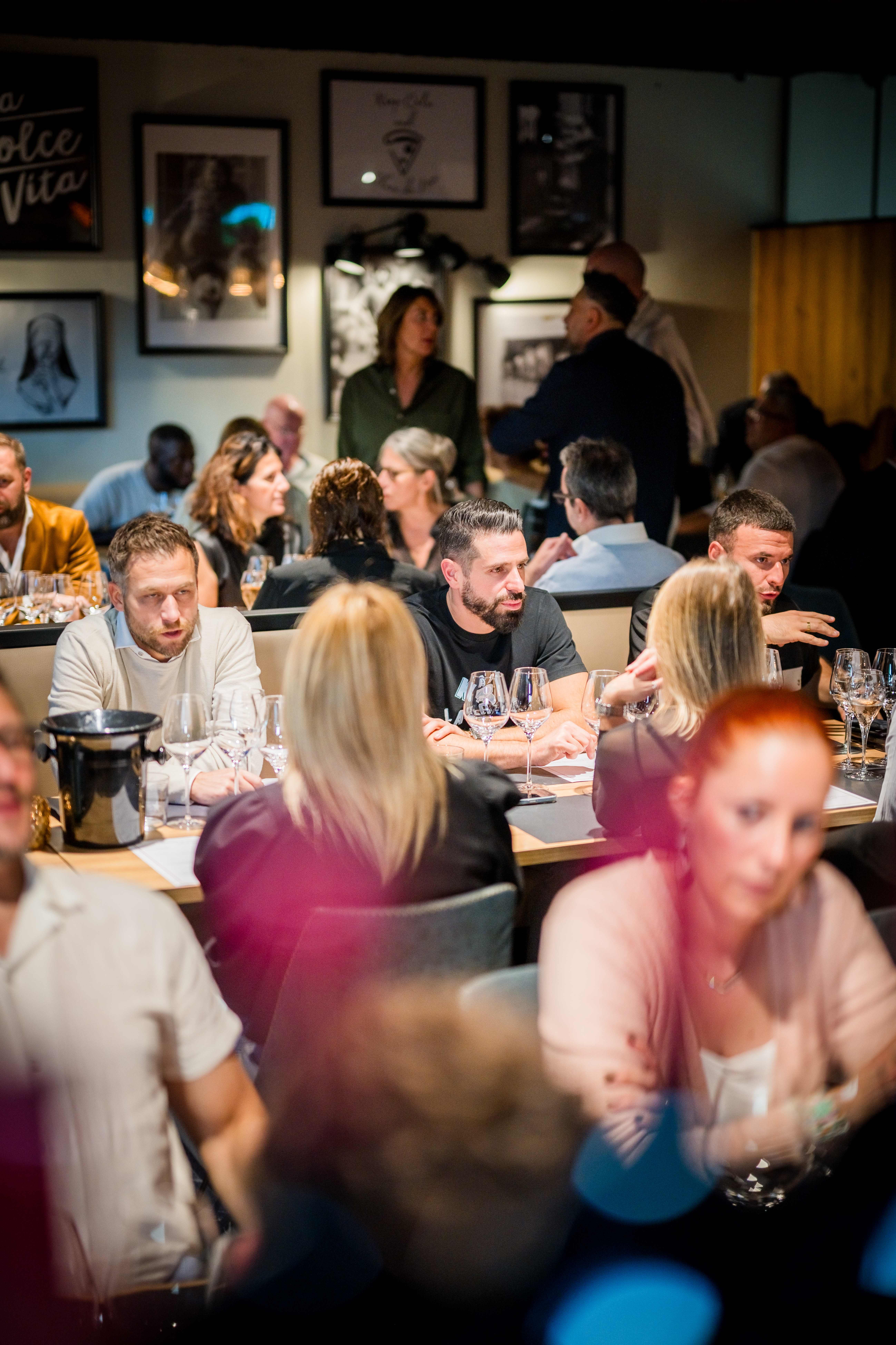 Convives réunis pour une soirée de dégustation de vins italiens