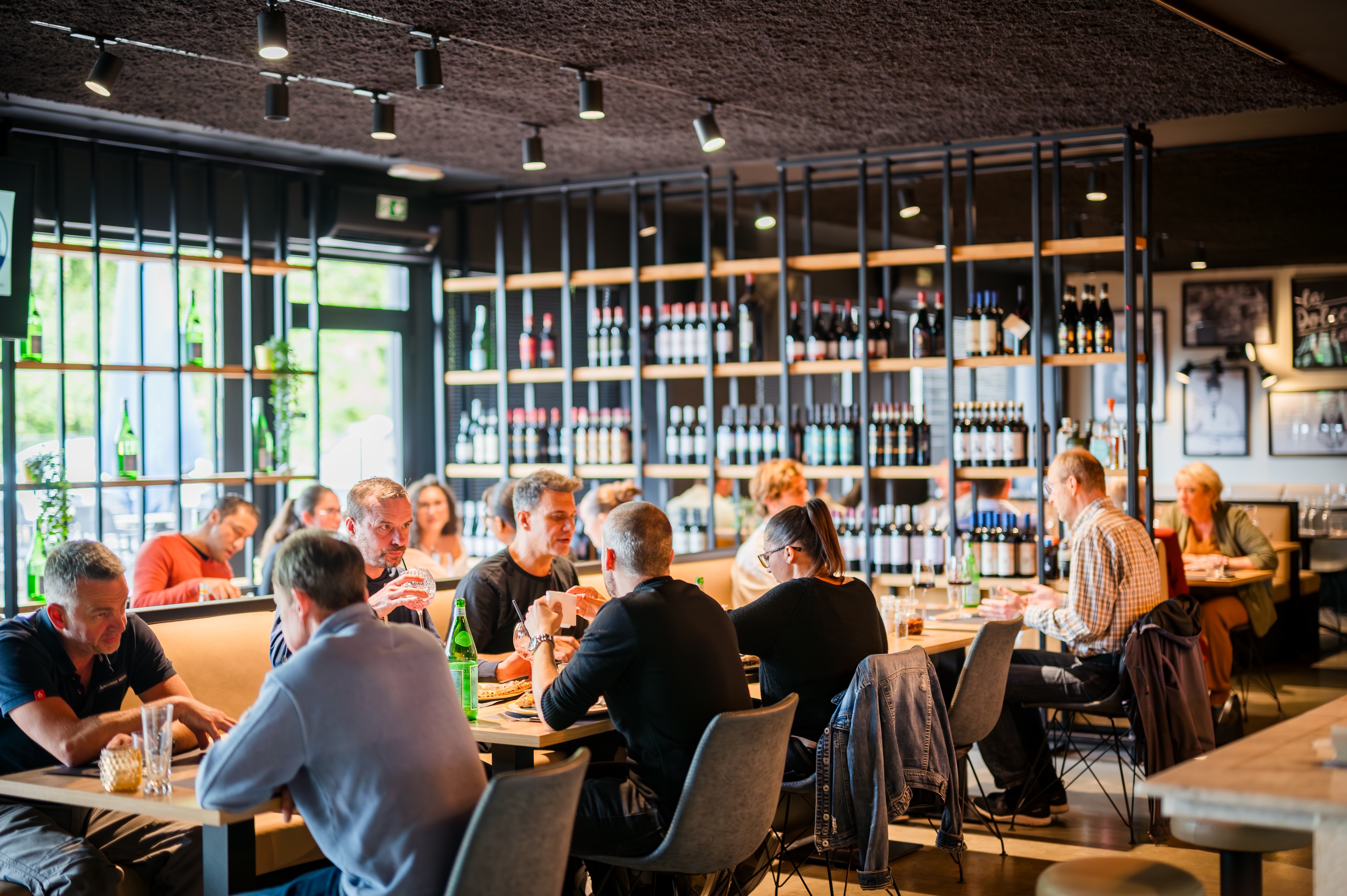 Salle du restaurant Della Madonna avec son grand mur de vins