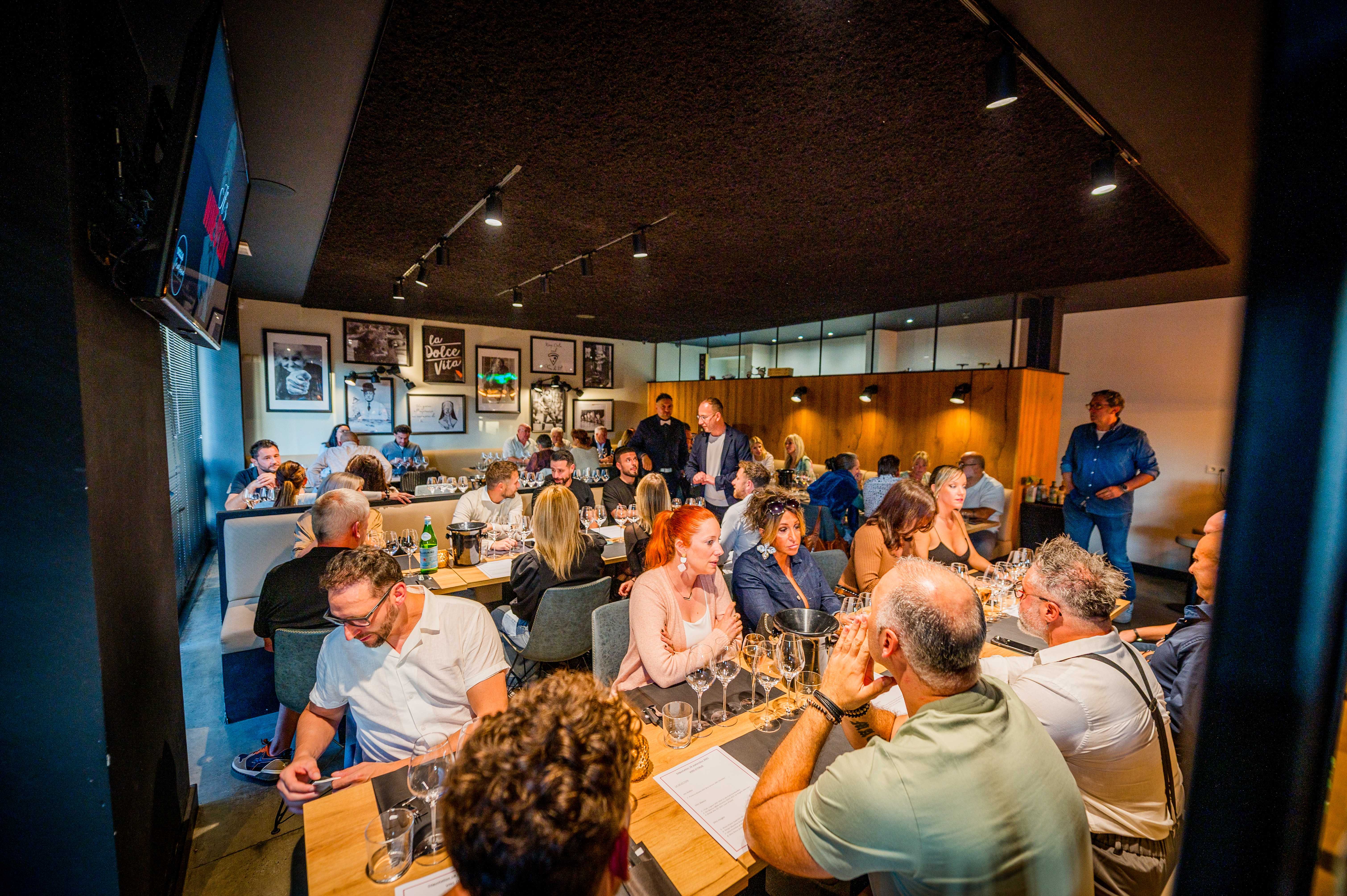 Soirée de dégustation de vins italiens dans l'ambiance chaleureuse du restaurant Della Madonna